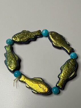 Swedish Fish style glass Bead Stretch Bracelet Green-Gold metallic black reverse